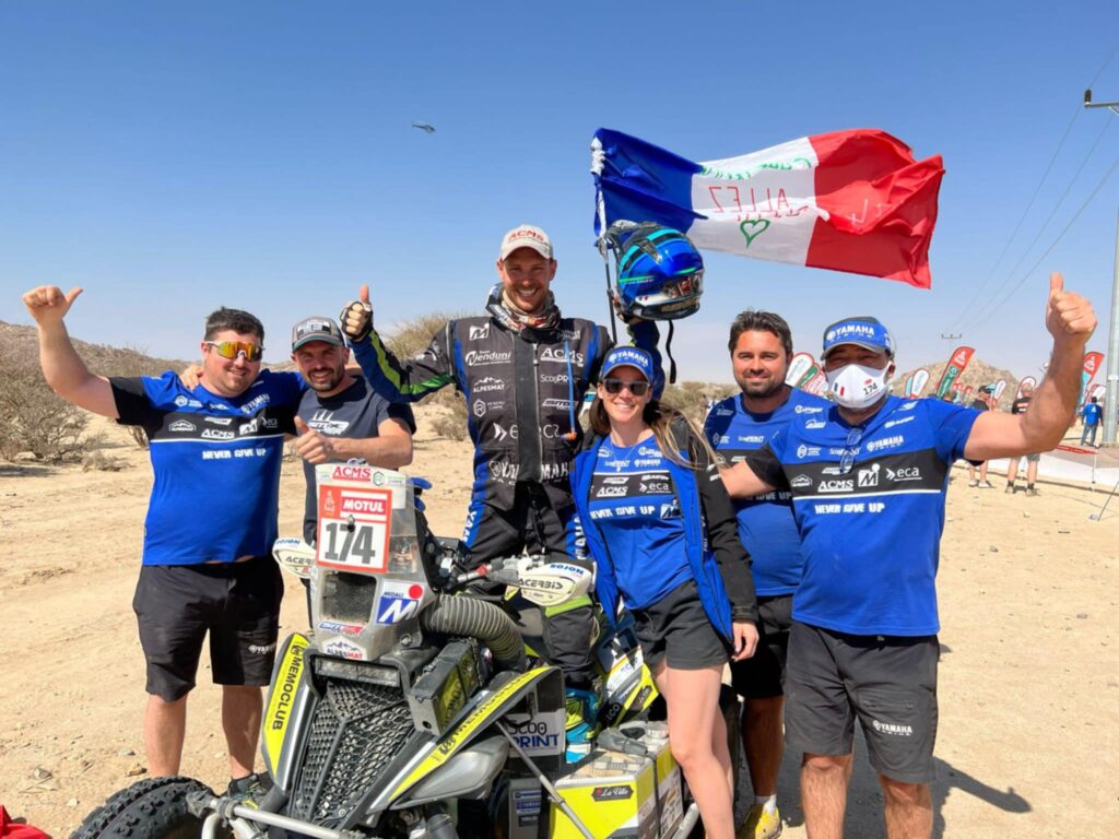 photo en format paysage. Nous pouvons voir toute l'équipe du pilote Alexandre Giroud lors du Dakar