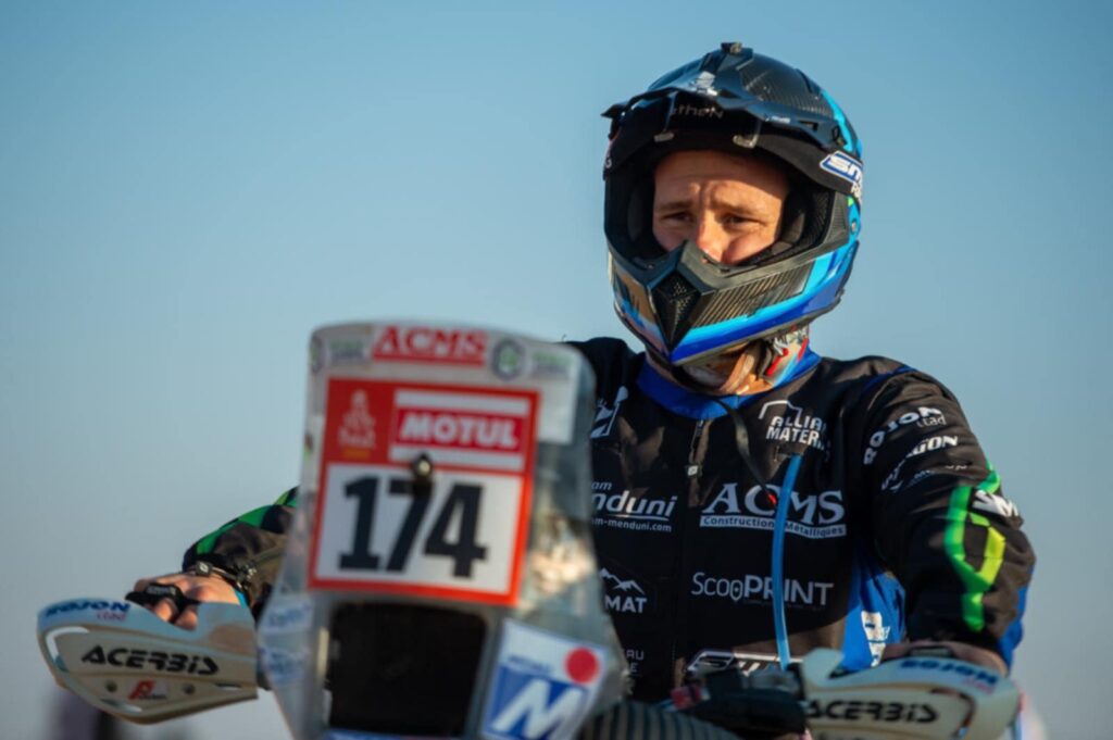 Photo en format paysage, nous pouvons voir le pilote Alexandre Giroud sur son quad