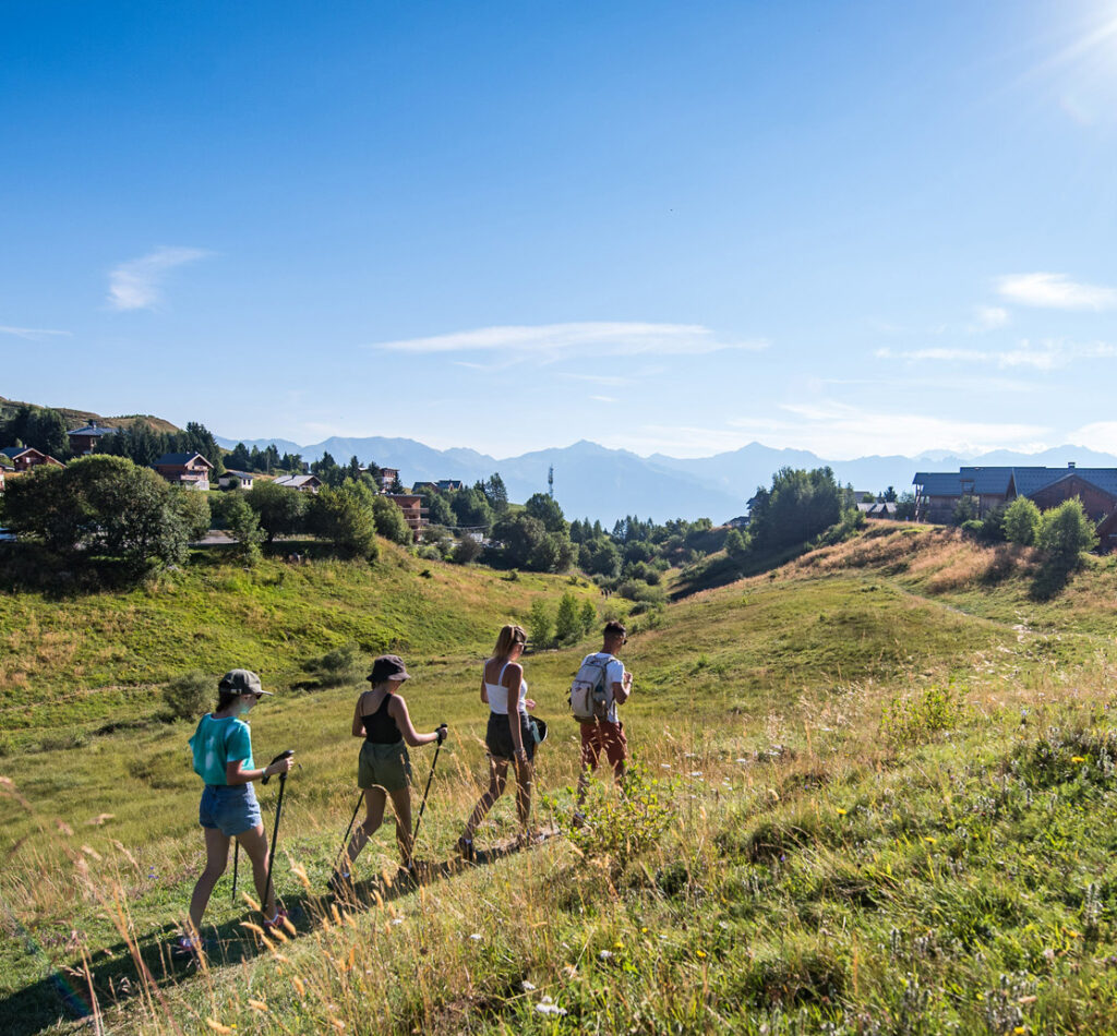 famille en randonnée sur le plateau de La Toussuire