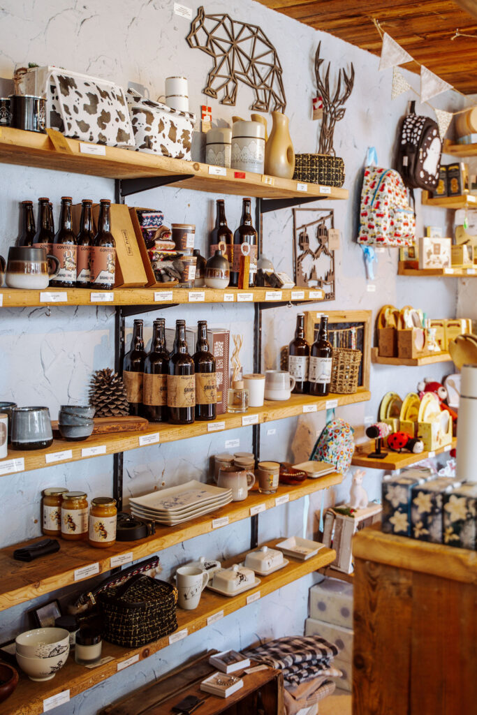 Photo prise de jour en format portrait. Nous pouvons des rayons d'un commerce de souvenirs avec des articles artisanaux.