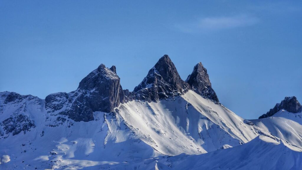 Landschapsfoto, overdag genomen. Een close-up van de Aiguilles d'Arves, bedekt met sneeuw.