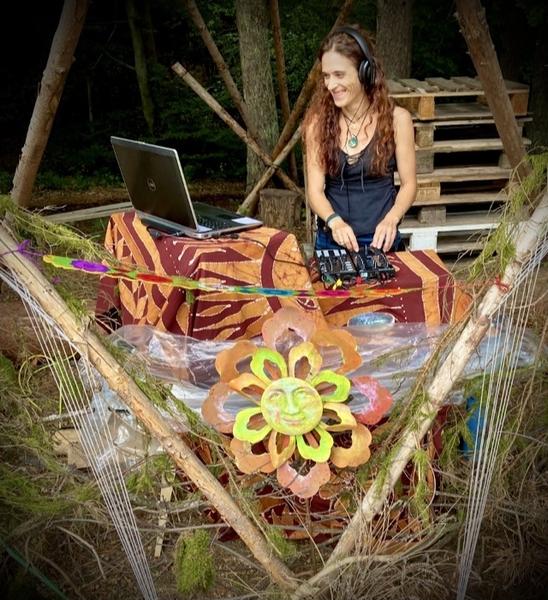 Agnès, en pleine prestation de DJ