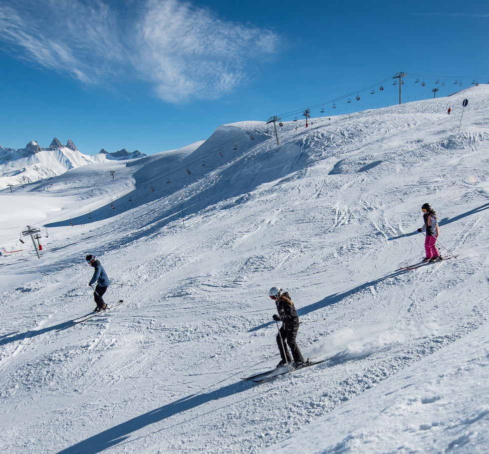 un groupe de skieurs sur une piste de ski à La Toussuire