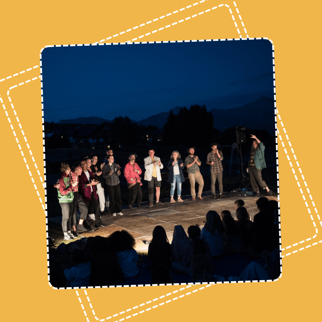 Photo prise de nuit en format paysage. Nous pouvons voir plusieurs personnes réunion sur une scène en train de faire des remerciements pour l'organisation du festival le Spectacle Est Dans La Rue