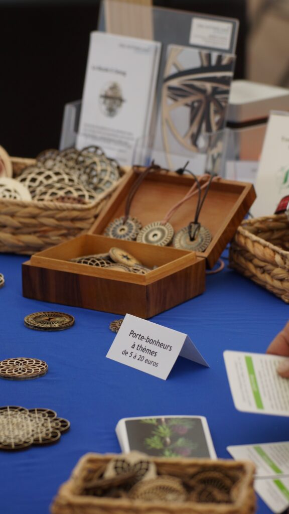 Photo portrait d'une table avec des porte bonheur en bois exposée. Semaine bien être Hygge