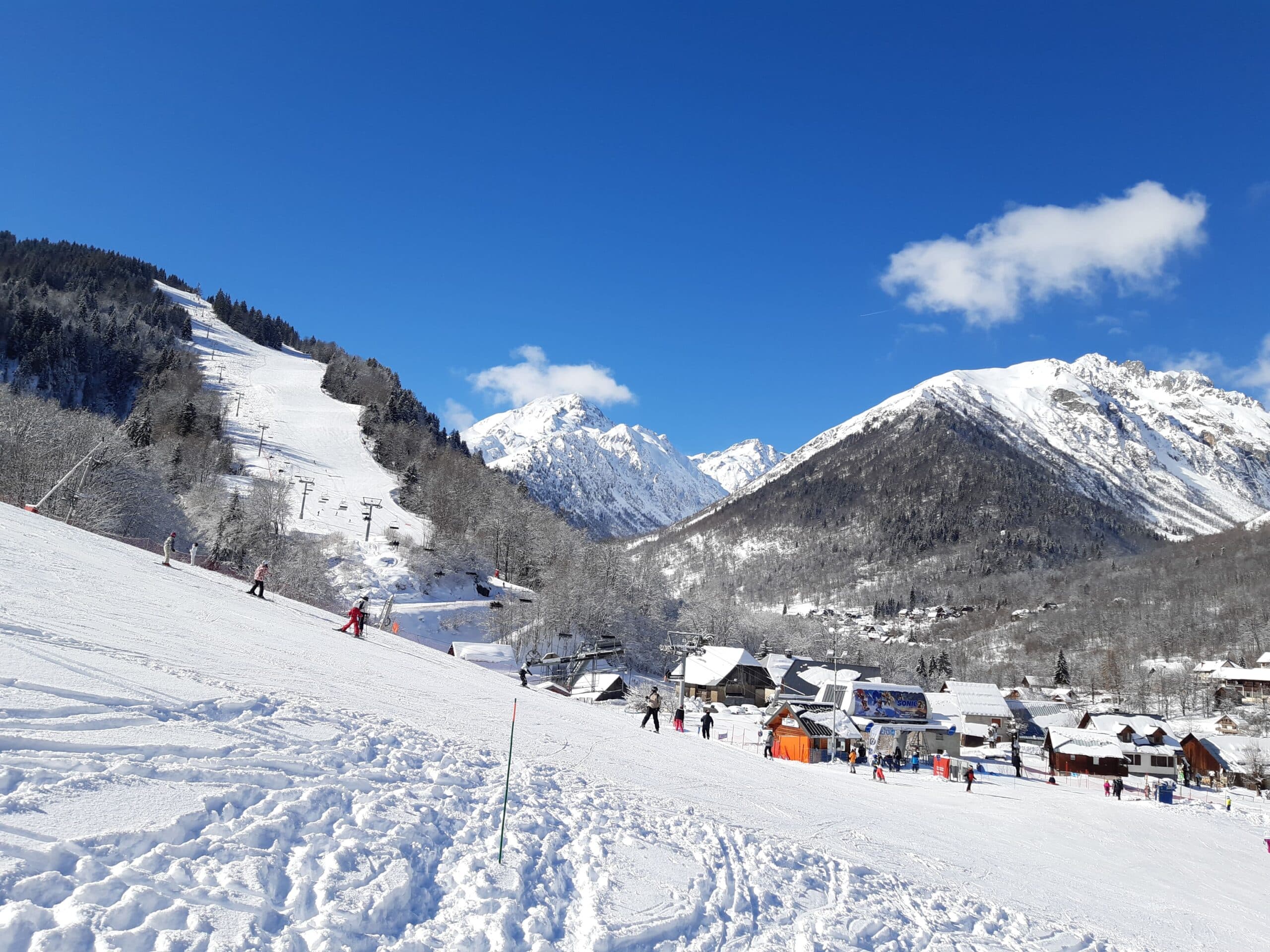 Photo prise de jour en format paysage en hiver. Nous pouvons voir le front de neige de Saint