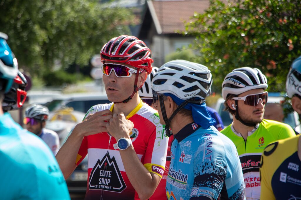 Des cyclistes avec différentes orientations en préparation pour une sortie. La photo est prise de façon horizontale avec le haut du corps des cyclistes.