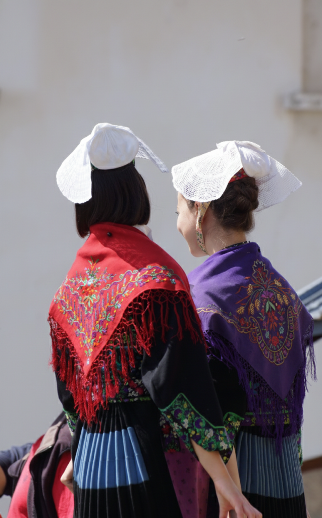Photo portrait de 2 femmes habillées avec des tenues d'époque folkloriques.