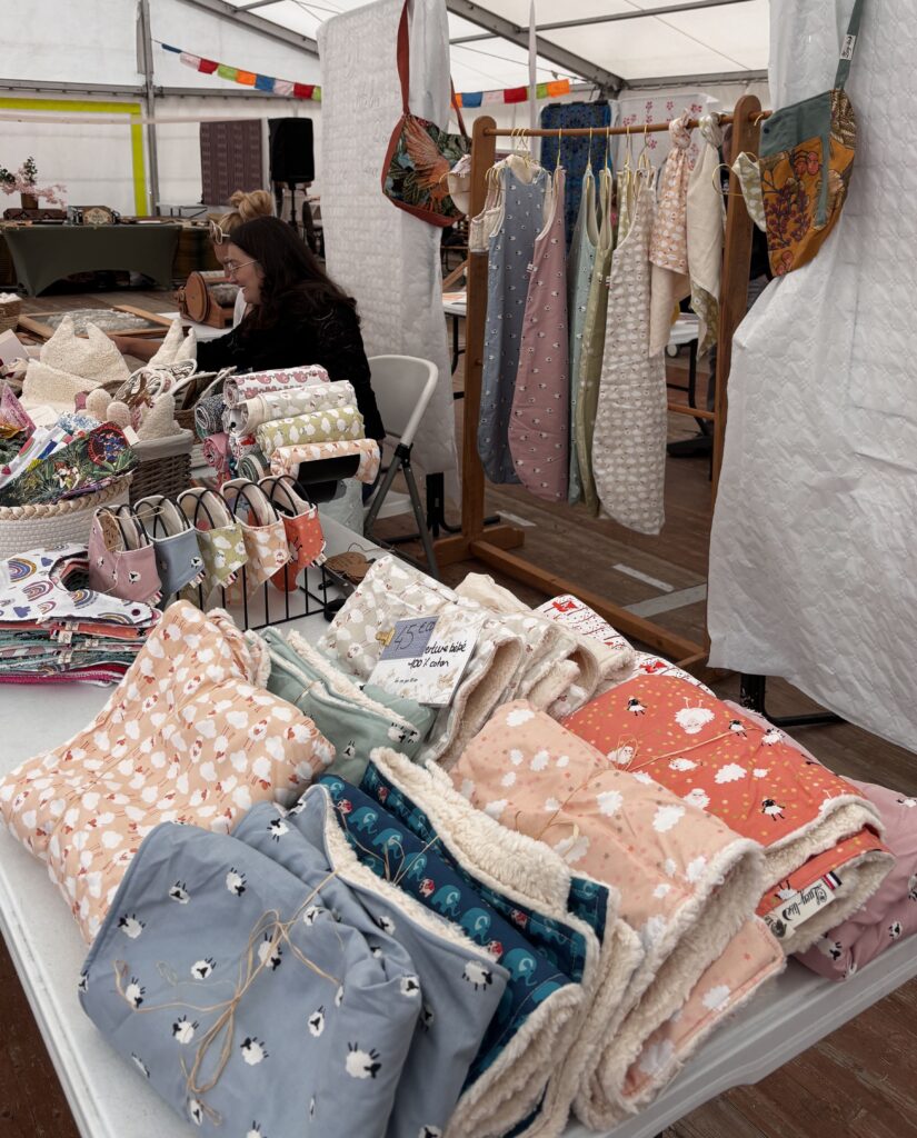 Photo prise sur le salon HYGGE. Serviette faites à la main exposées sur une table.