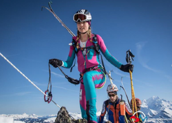 Photo prise en hiver en contre plongée lors d'une compétition de ski Alpinisme où nous voyons Candice Bonnel au premier plan