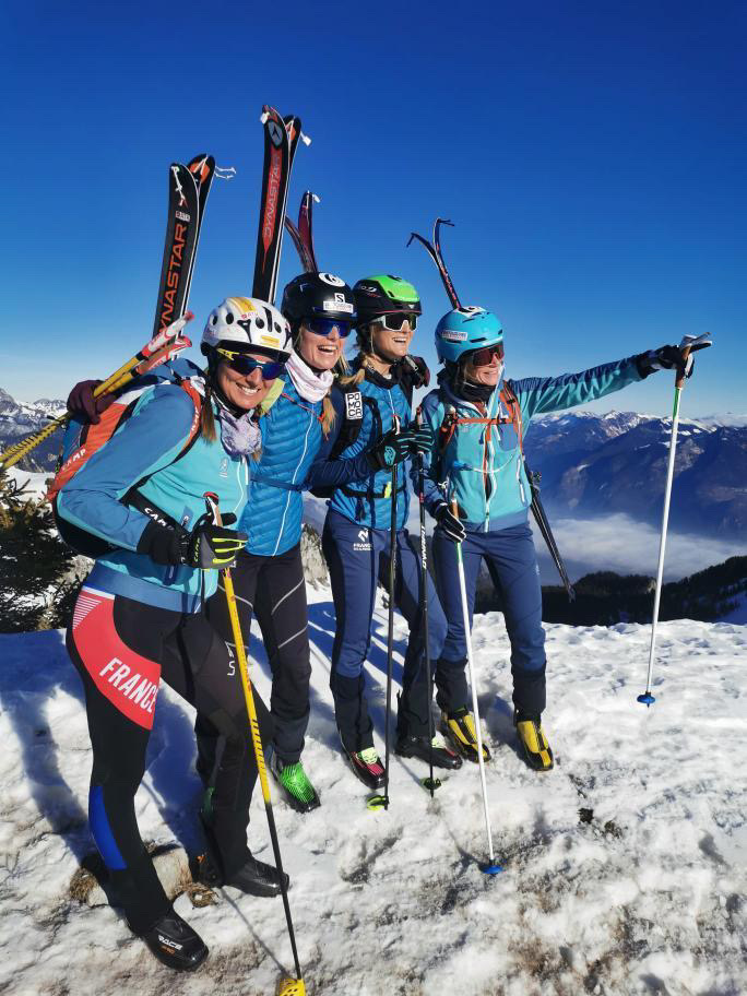 Photo au format vertical prise en hiver avec nos sportifs féminines en ski alpinisme. Nous pouvons voir nos quatre sportives en tenue de l'équipe de France. De gauche à droite : Lorna Bonnel, Candice Bonnel, Léna Bonnel et Laura Deplanche