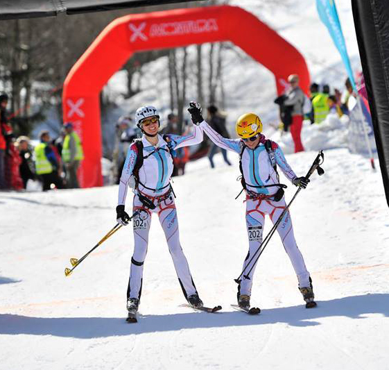 Arrivée finale d'une compétition de ski d'alpinisme. Nous voyons Lorna Bonnel et Axelle Mollaret terminant première de la compétition main dans la main