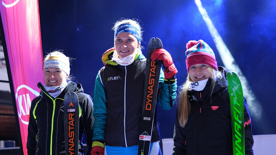 Zoom sur le podium d'une compétition de ski alpinisme avec un podium 100% La Toussuire. De gauche à droite : Lorna Bonnel, Laura Deplanche et Léna Bonnel