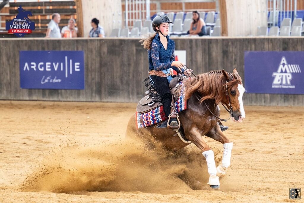 Lou Covarel en pleine compétition d'équitation Western avec son cheval