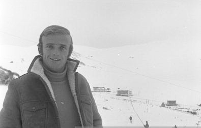 Portret van Jean-Pierre Augert in la Toussuire, rechtop poserend op de sneeuw