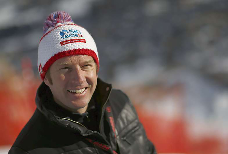 Portrait de Jean-Pierre Vidal avec un bonnet du comité Savoie Ski