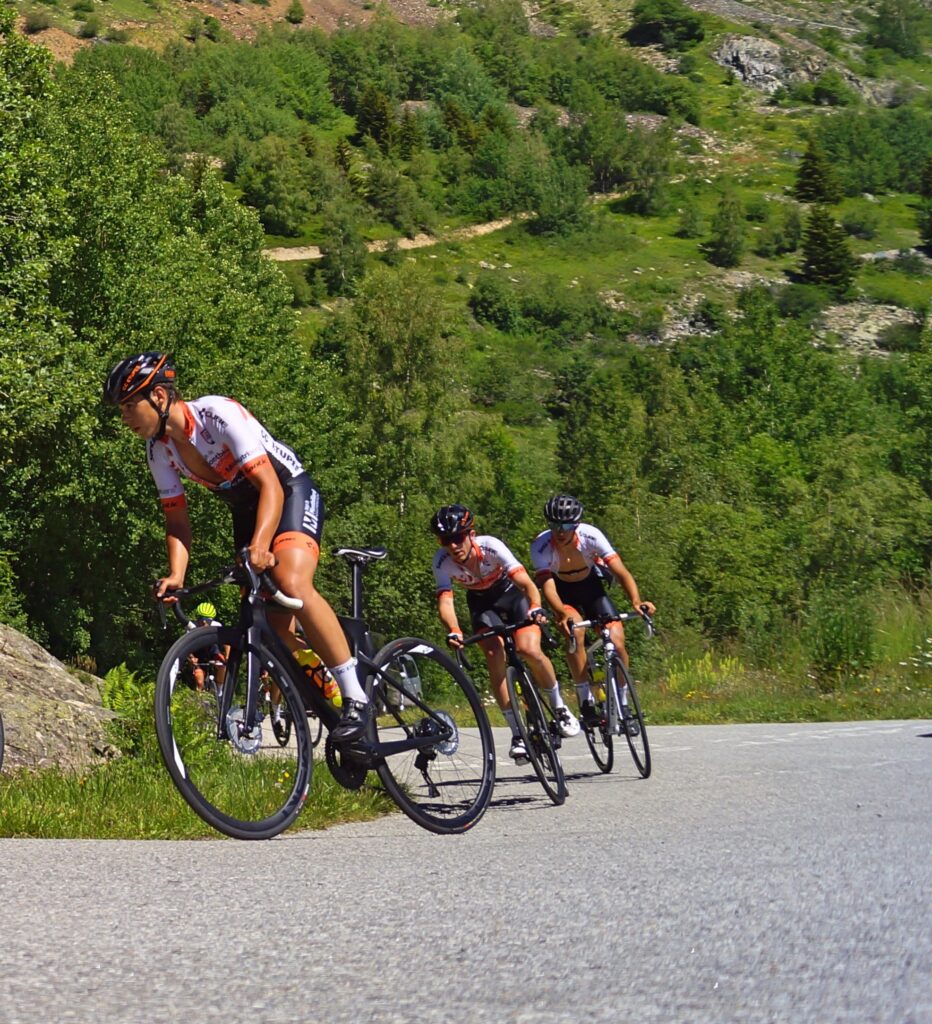 Groep van jonge wielrenners in volle klim van de Col van la Croix de Fer in de zomer