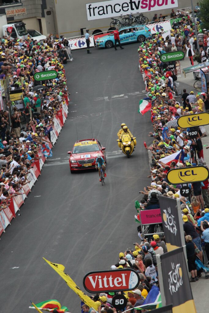 Photo en vertical prise lors de l'arrivée du Tour de France à la Toussuire en 2015. Nous pouvons voir Vincenzo Nibali seul, encouragé par le public à 100 mètres de l'arrivée.