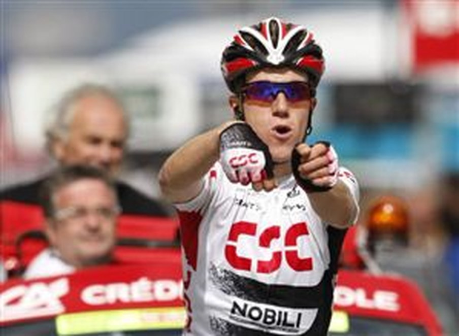 Zoom sur Chris Sorensen gagnant de l'étape du Critérium du Dauphiné en 2008 à la Toussuire. Il est sur son vélo en train de célébrer sa victoire avant d'arrivée