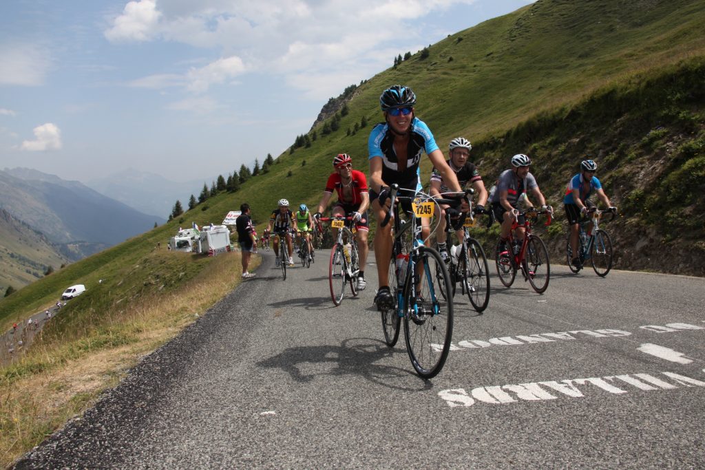 Photo de cycliste durant la montée du Col du Mollard pour l'Étape du Tour. La photo est prise de face avec une dizaine de coureurs