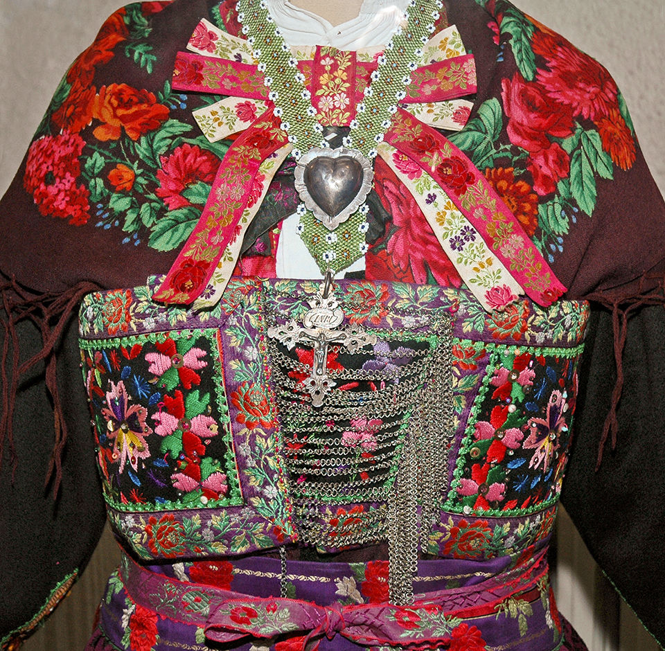 Costume traditionnel de Fontcouverte - La Toussuire. Le costume est plein de couleur vive ainsi que de belle broderie savoyarde