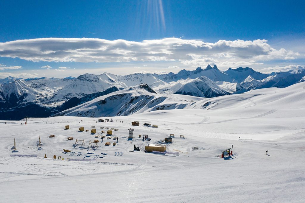 L'espace ludique Snowpy Mountain vue d'ensemble avec les montagnes et les Aiguilles d'Arves au second plan
