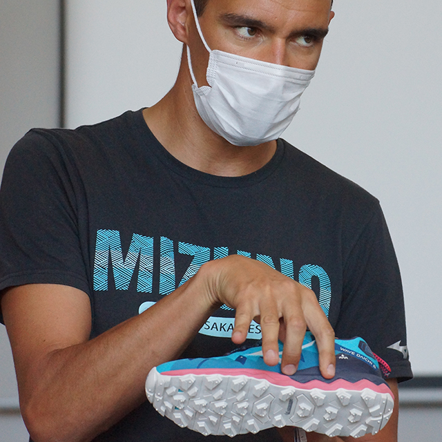 Chef de produit Mizuno expliquant aux traileurs en stage à La Toussuire la fabrication de ses baskets.