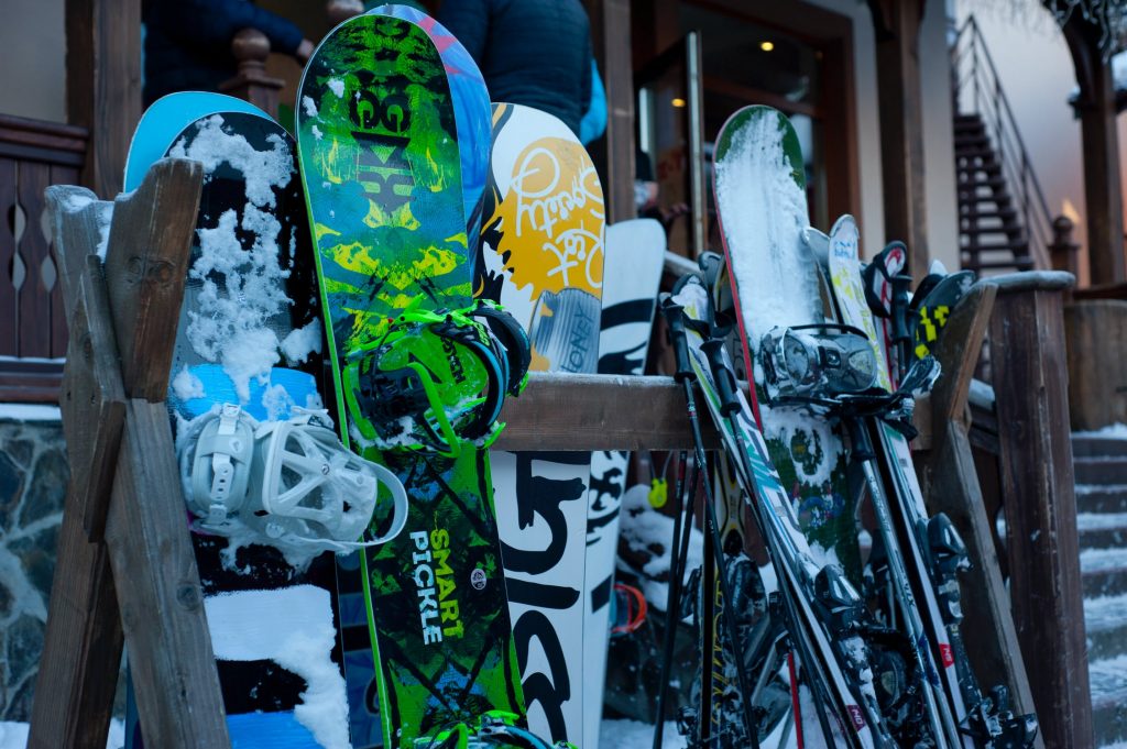 Assortiment de snowboard à l'extérieur d'un magasin de sport