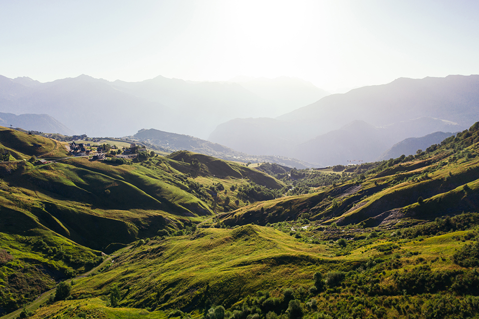 Landschap vanaf de verborgen vallei in de zomer. De foto is 's ochtends genomen in tegenlicht en de berg is groen