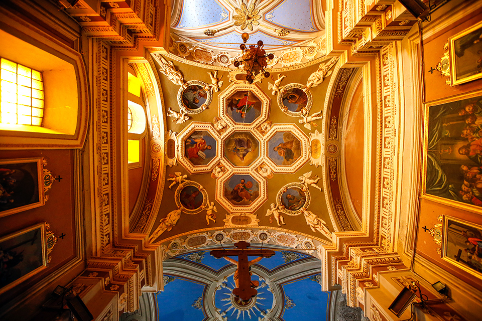 Foto in geometrische stijl aan de binnenkant van de kerk van Fontcouverte. Het gaat over het voornaamste fresco van de kerk