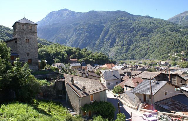 Photo de paysage sur la ville de Saint Michel de Maurienne. La photo est prise en journée en été.