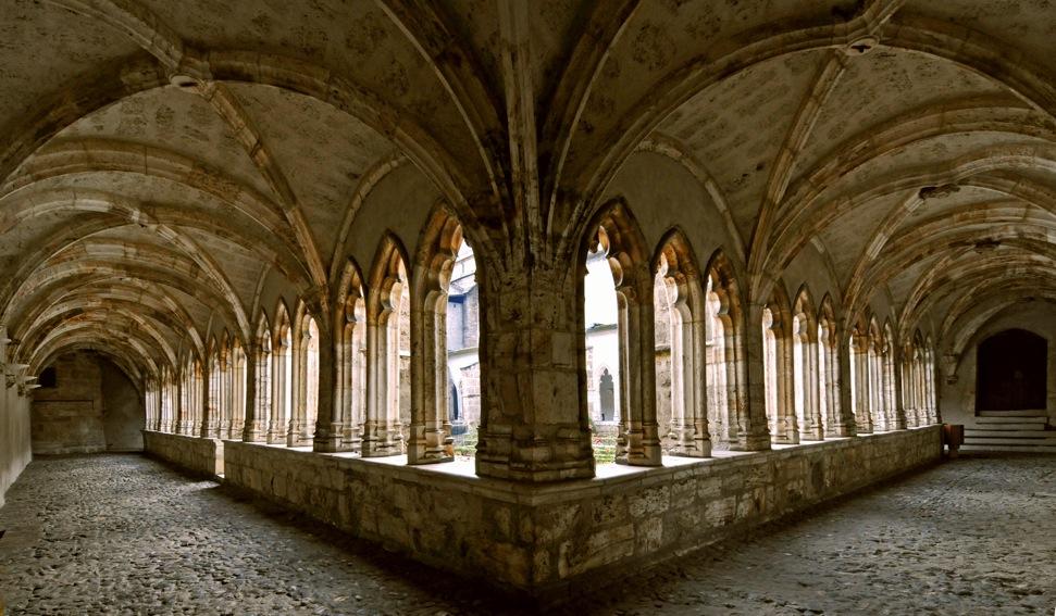 Cloitre de Saint Jean de Maurienne. La photo est pris sous les arcades dans un angle du Cloitre