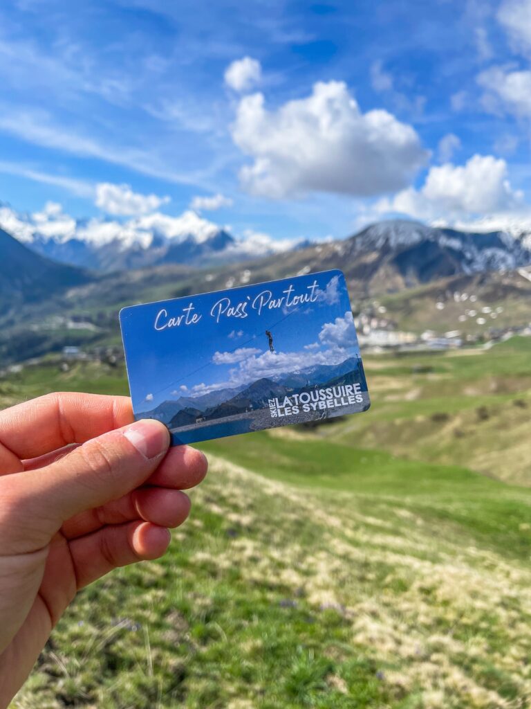 Carte Pass'Partout la carte de pré-paiement du Corbier et de la Toussuire. Permet de débiter ses activités avec des promotions comme une carte classique