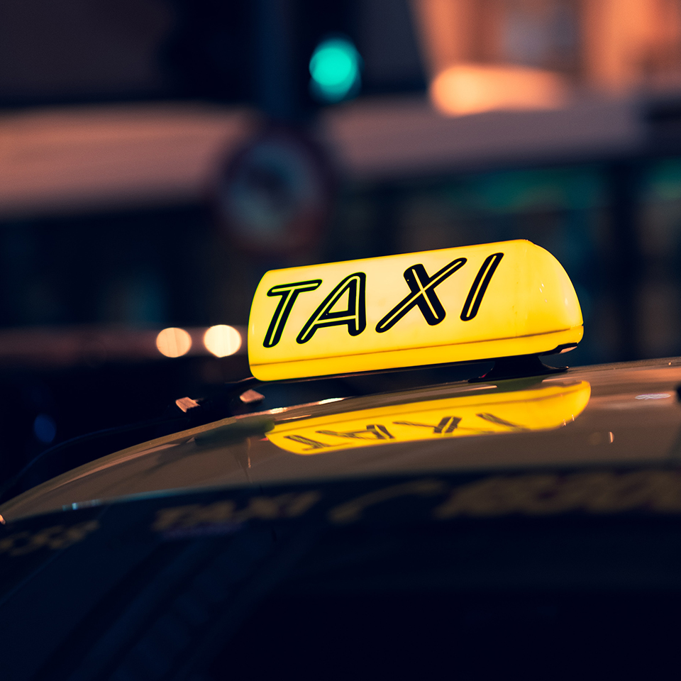 Photo d'un lumineux de Taxi avec inscrit le mot Taxi en noir et jaune