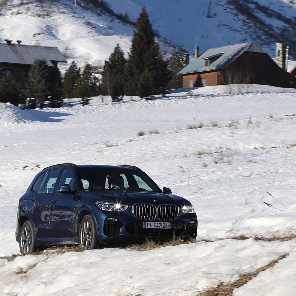 A car on a snowy road heading towards La Toussuire