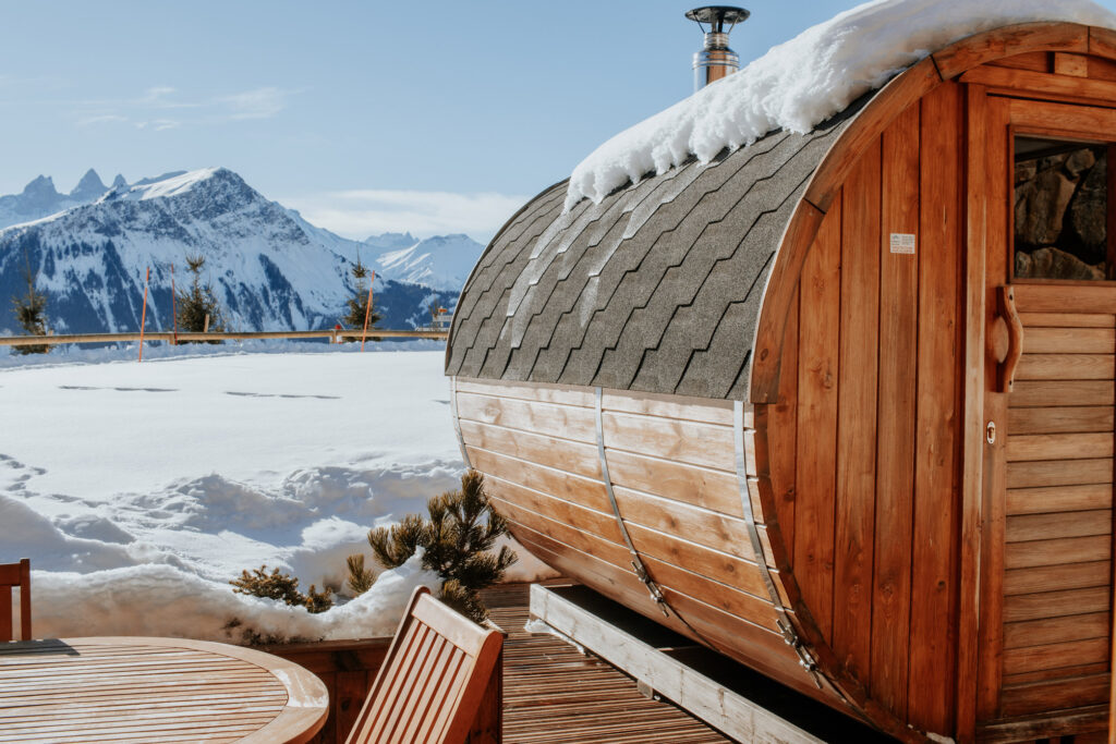 Sauna devant les aiguilles d''Arves sur la terrasse d'un hébergement meublé à La Toussuire. 