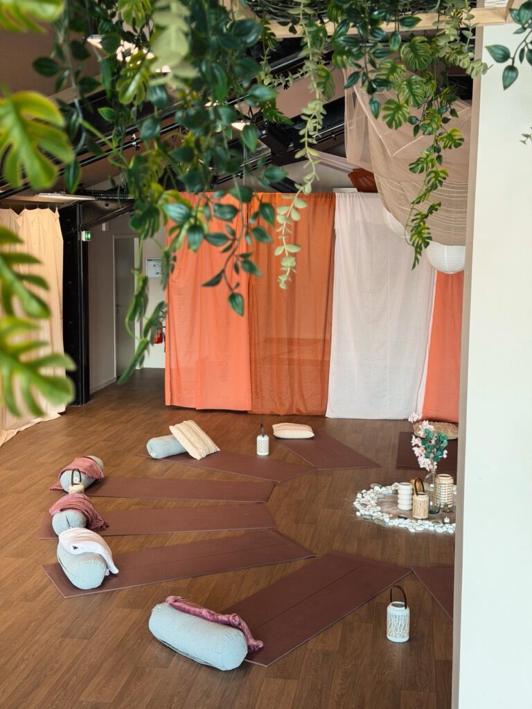 Salle de yoga et relaxation style scandinave Hygge avec tapis et traversins à La Toussuire.
