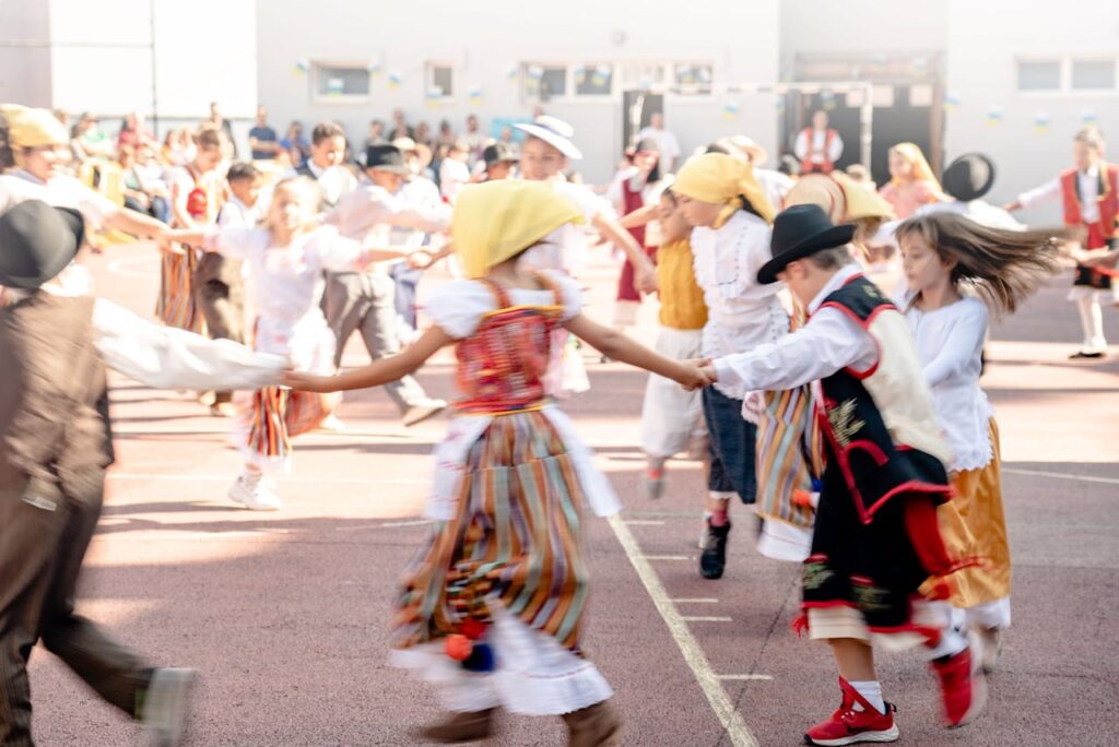 Enfant en train de danser en ronde