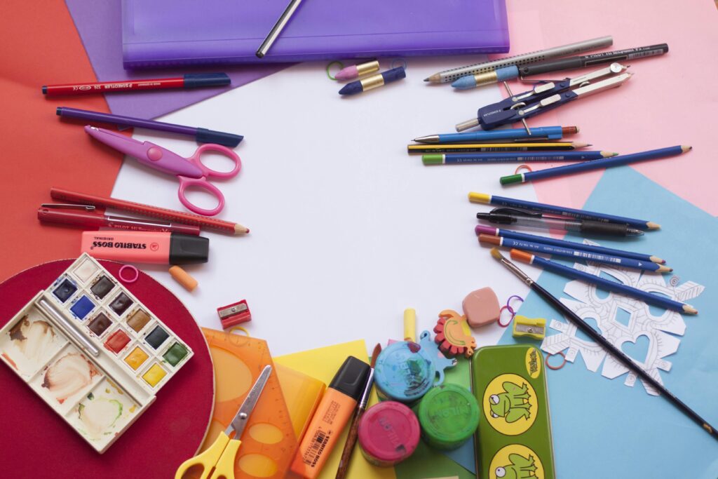 Photo de matériel créatifs pour enfants (peinture, stylos, dessins)