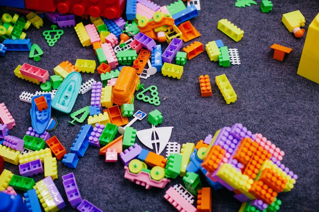 Lego disposé en vrac sur le sol
