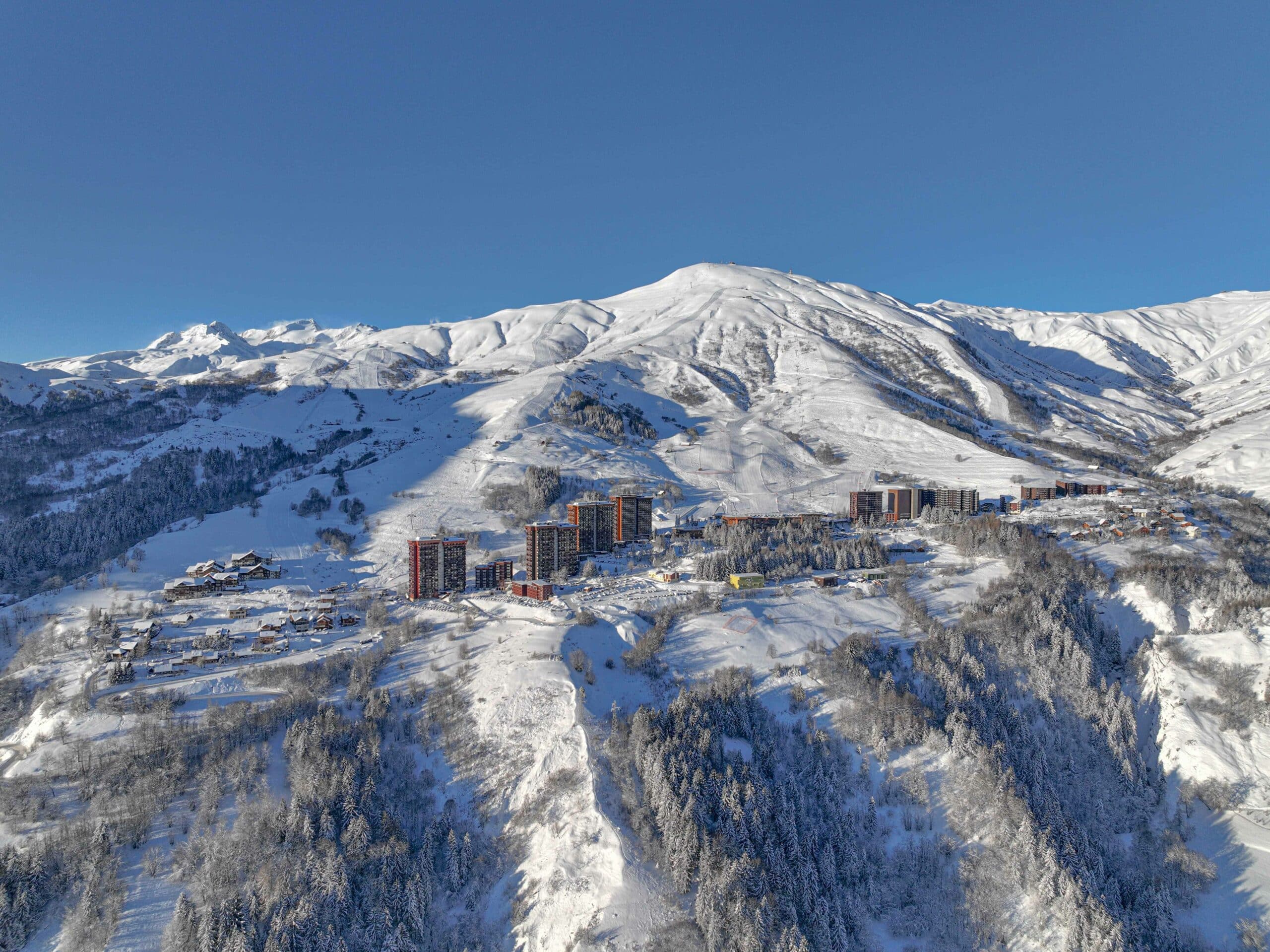 Photo prise de jour en format paysage. Photo de la station du Corbier. La